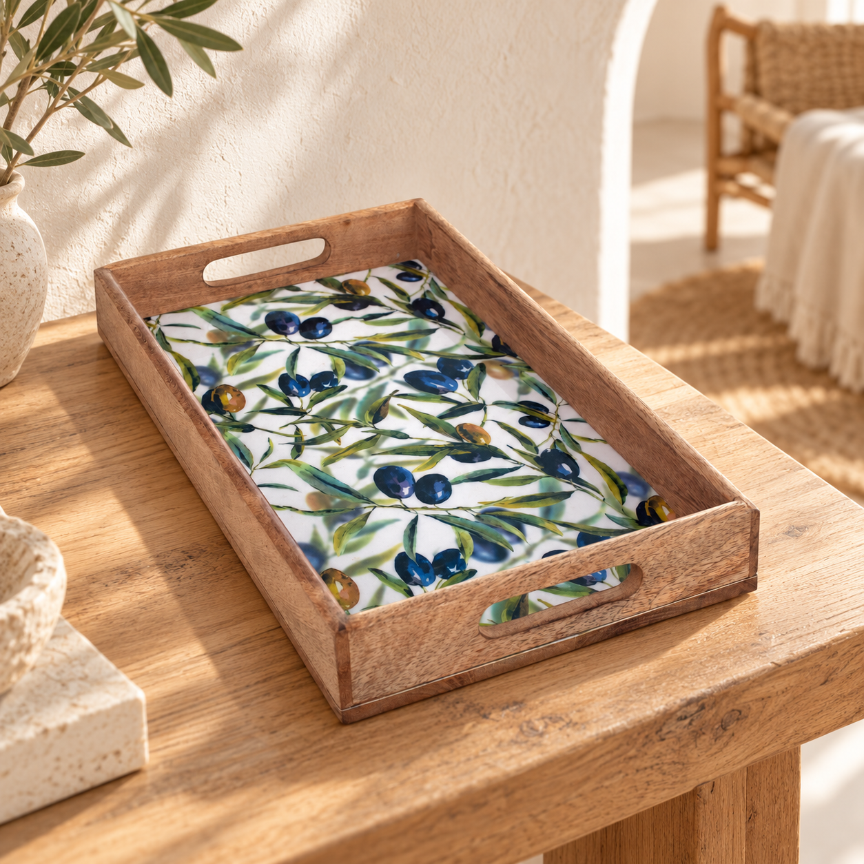 Vassoio rettangolare in legno di mango con olive, articolo 25182, in un ambiente interno mediterraneo