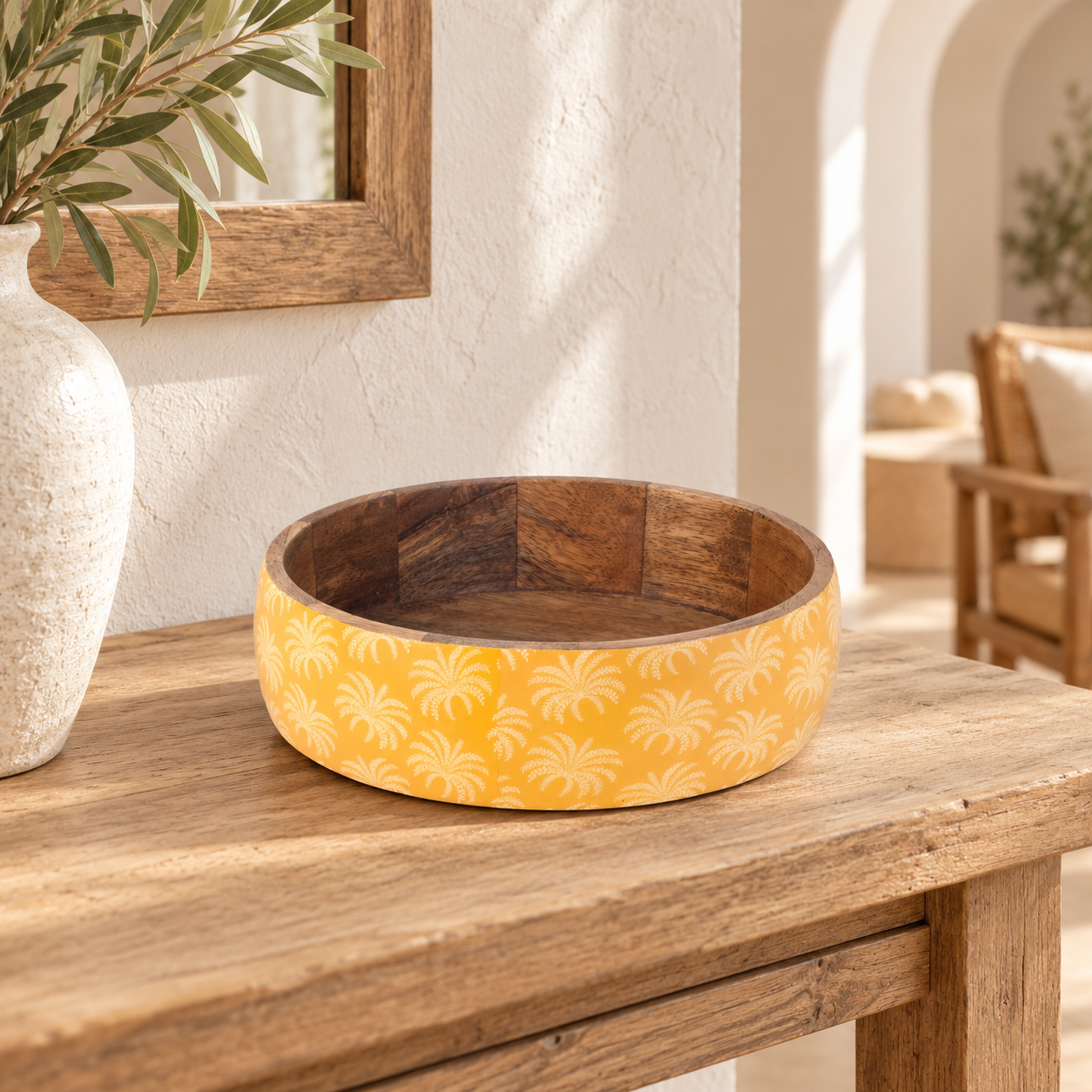 Kom met palmmotief 25 × 25 × 7 cm, articolo 38999, in un ambiente interno mediterraneo
