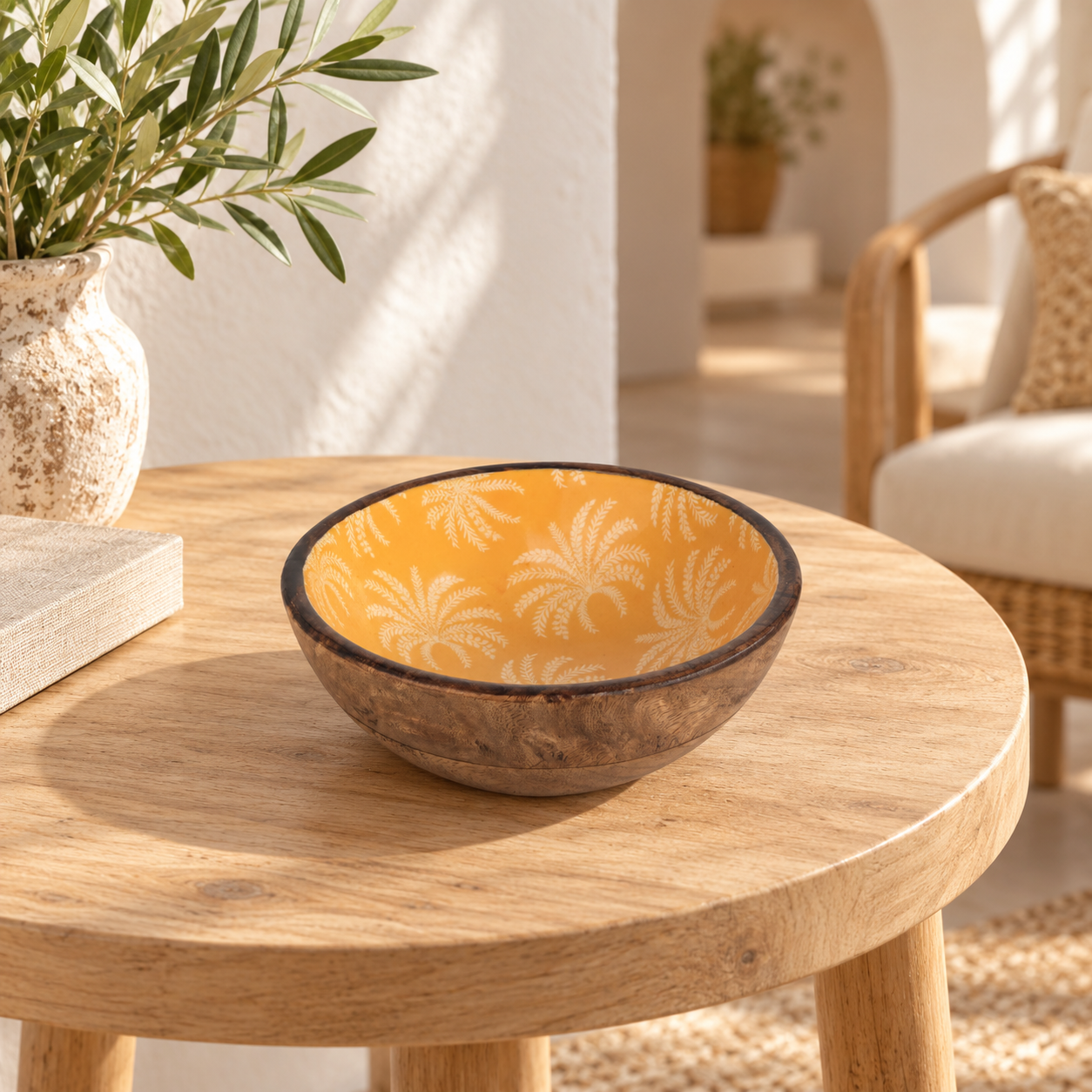 Kom met palmmotief 20 × 20 × 7,50 cm, articolo 39001, in un ambiente interno mediterraneo