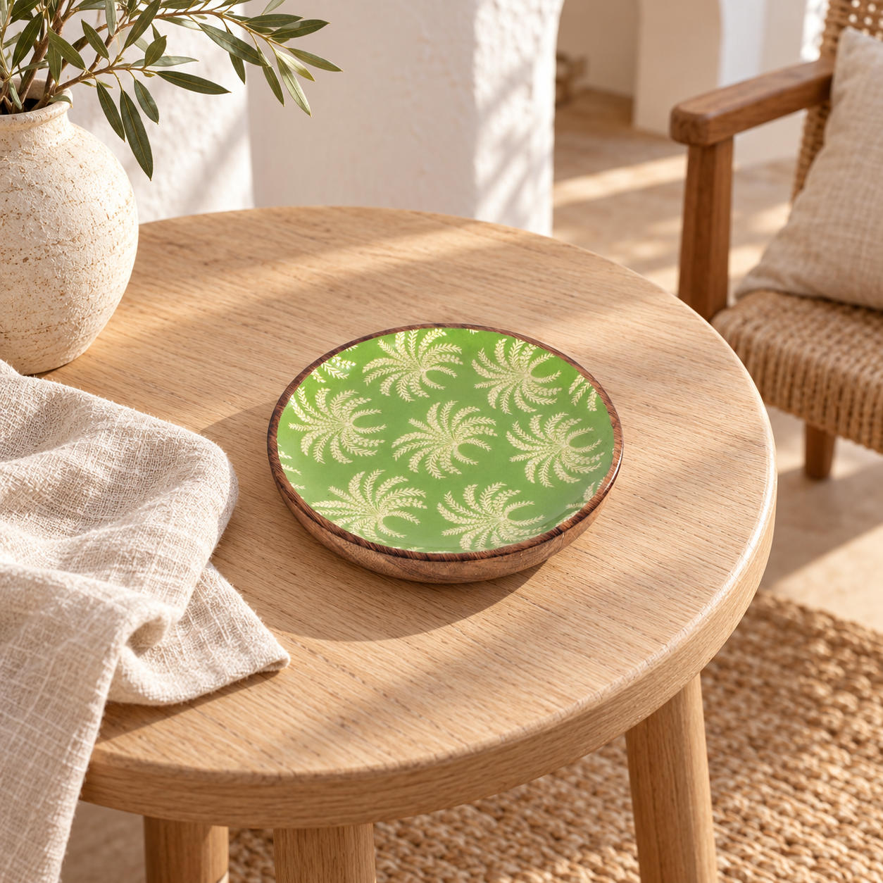 Bord met palmmotief 16 × 16 × 2,50 cm, articolo 39005, in un ambiente interno mediterraneo